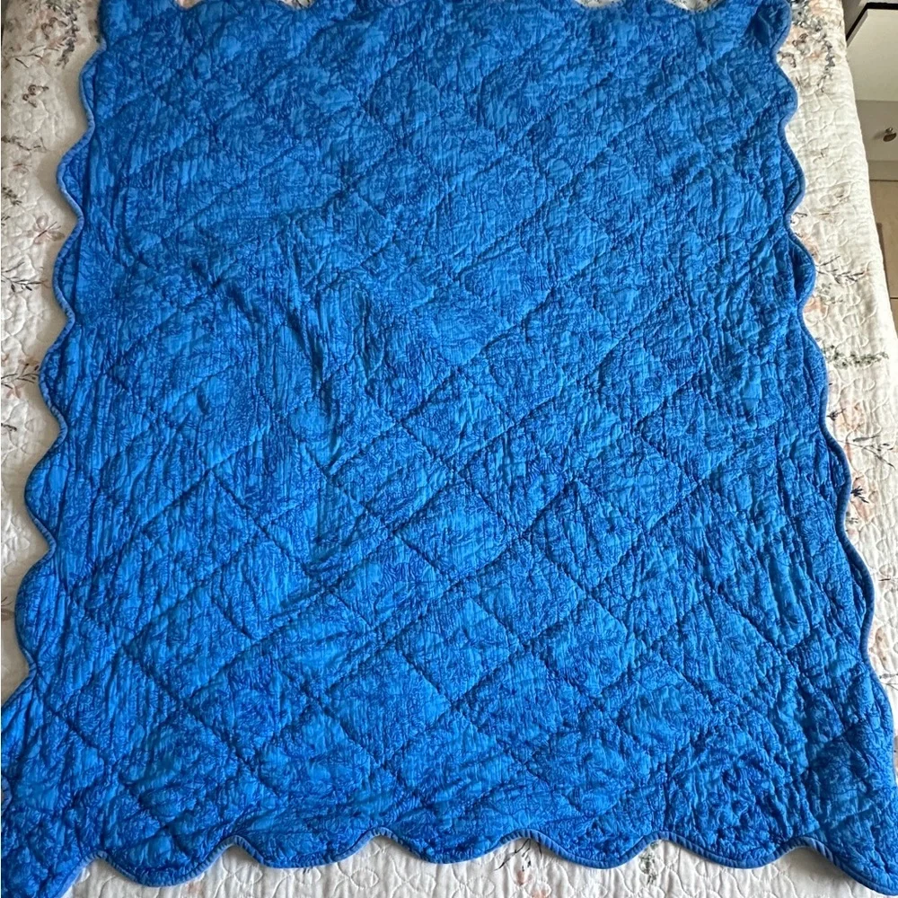 Lilly Pulitzer Reversible Throw Blanket - Multi The Hottest Spot Velvet scallop